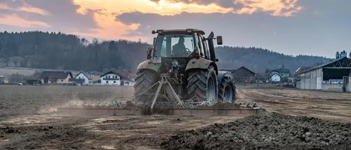 Der Traktorfahrer wollte abbiegen, als der Autolenker ihn gerade überholte (Symbolfoto)