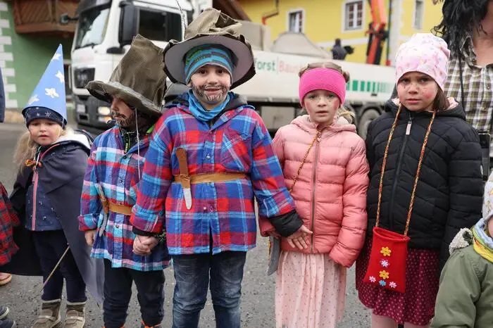 Eine Polonaise war der Höhepunkt der aufgeführten Tänze und ein wahrer Zuckerlregen der Gemeindebediensteten ergoss sich auf die vielen Kinder, die diese mehr als freudig auffingen.