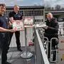 Übergabe an die Feuerwehrkameraden per Drehleiter