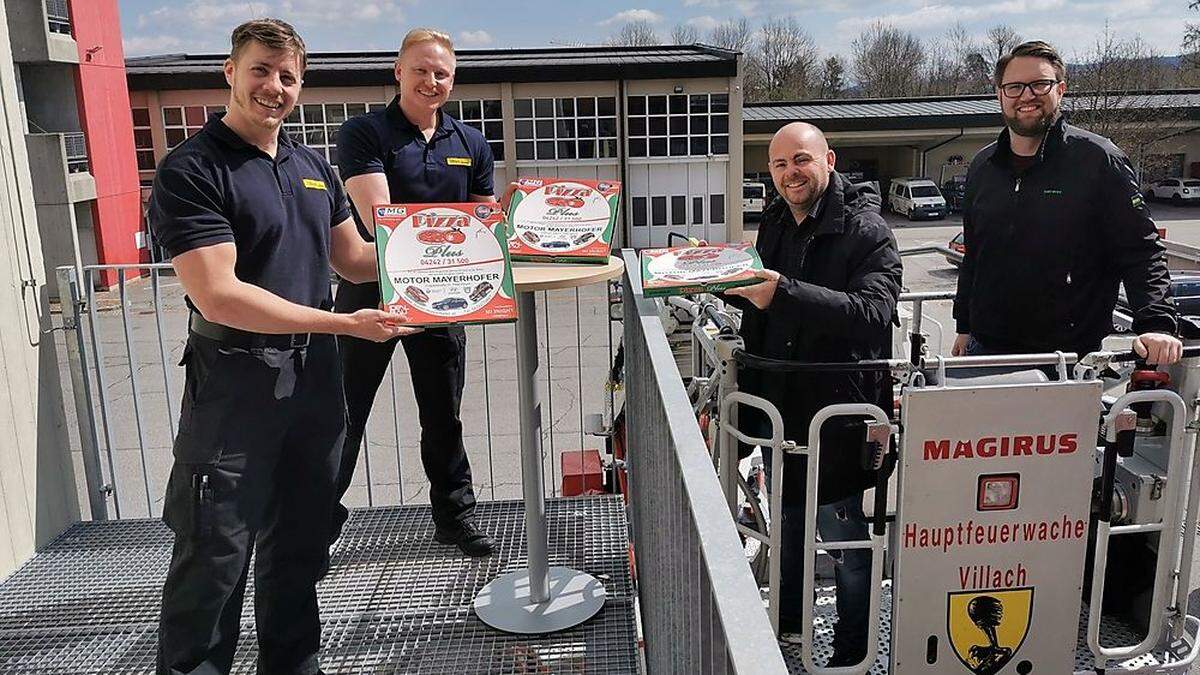 Übergabe an die Feuerwehrkameraden per Drehleiter