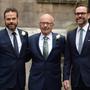 Idylle vorbei: Rupert Murdoch (Mitte) mit seinen Söhnen Lachlan (links) und James (rechts) 2016. Rechts: Serie „Succession“