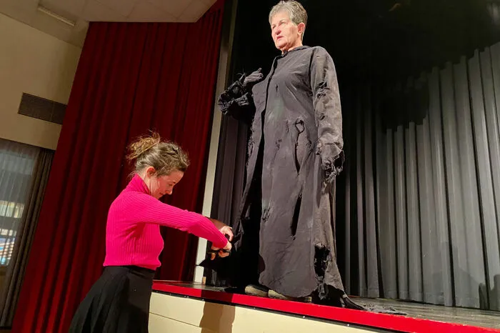 Doch zuvor werden noch letzte Handgriffe an den Kostümen angelegt. Julia Klug sorgt dafür, dass Nuni Wallner mit dem richtigen Schliff auf die Bühne kommt.