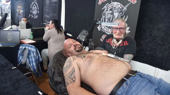 79 Tätowierer und 30 Händler: Auf der ersten Klagenfurter TattooConvention nach drei Jahren Covidpause ging es in der Schleppekurve von Samstag am Vormittag bis Sonntag am Abend so weiter, als ob es keine Unterbrechung gegeben hätte. "Mir kommt vor, es haben alle drauf gewartet, dass es die TattooConvention wieder gibt. Die Tätowierer sind ausgebucht", sagte Klaus Muno Weinlinger, der die Tatöwierveranstaltung mit dem Kultur- und Eventverein Carinthia auch heuer wieder organisiert hat und der selbst im Wolfsberger Studio "Baroque Ink" tätowiert. Christoph Pfeiffer war einer von vielen, die sich tätowieren ließen. Bei ihm stach Günther Kop von "Hot Vienna Tattoo" zu (am Foto von links). Allerdings drehte sich nicht alles nur um Tätowierungen. Für die kleine Wolfsbergerin Lina, die an Knochenkrebs leidet, sammelte ein Stand Spenden für eine Therapie. Und Franz Müllner stemmte am Samstag Bierfässer um die Wette, um für die Kleine Zeitung-Aktion "Kärntner in Not" Geld zu sammeln. Bei der nunmehr 12. Klagenfurter TattooConvention gab es unter dem Motto "Tracht trifft Tattoo" am Sonntagvormittag erstmals ein Konzert der Lauser.