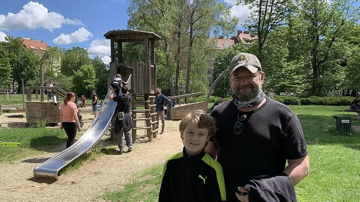 Manfred Stodola und Sohn Timo (9) fuhren extra zum Augarten-Spielplatz.