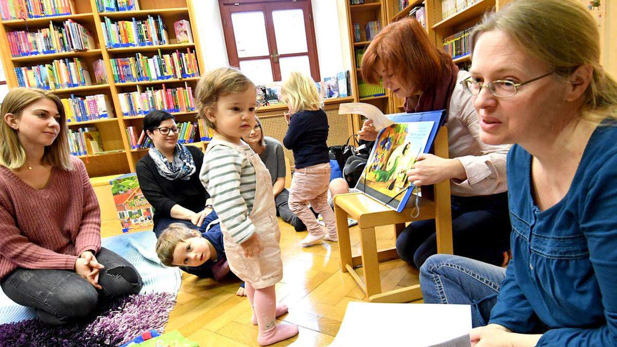 Pia Grunner-Reimoser (rechts) trägt den Kindern die Geschichten sehr lebendig vor