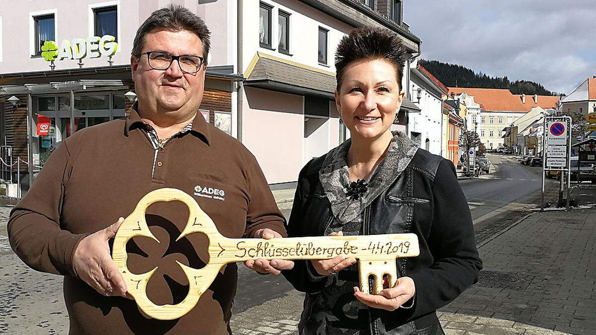 Schlüsselübergabe in St. Lambrecht: Thomas Durigon wünscht Sabine Groicher ebenso gute Geschäfte, wie er sie gemacht hat. Durigon zieht sich aus privaten Gründen zurück