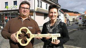 Schlüsselübergabe in St. Lambrecht: Thomas Durigon wünscht Sabine Groicher ebenso gute Geschäfte, wie er sie gemacht hat. Durigon zieht sich aus privaten Gründen zurück