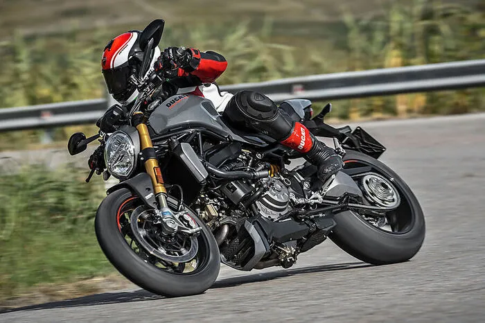 Ihr Zweizylinder-Aggregat liefert 150 PS (15 PS mehr als bisher) und ein maximales Drehmoment von 126,2 Newtonmeter bei 7750 U/min. Ein umfassendes Elektronikpaket mit drei verschiedenen Riding Modes (Sport, Touring und Urban) beinhaltet die Inertial Measurement Unit (IMU), die Informationen zum Kurven-ABS und zur Ducati Wheelie Control (DWC) liefert.