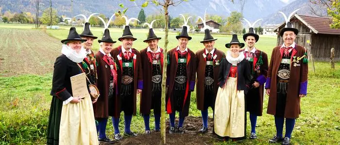 Mit der Baumpatenschaft für eine Flatterulme setzt die Schützenkompanie Lienz ein Zeichen für Frieden