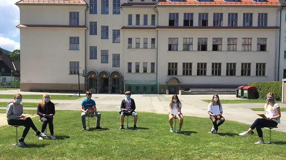 Das schöne Wetter wird für Unterricht im Freien genützt