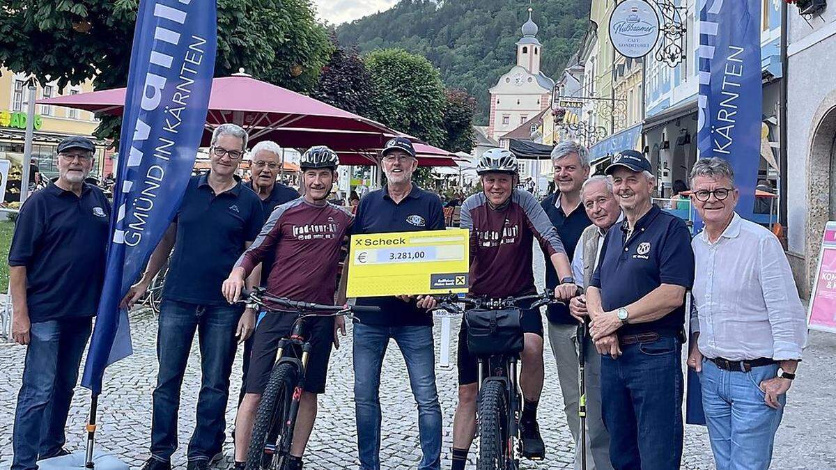 Empfang auf dem Hauptplatz in Gmünd: Josef Gracher, Wilfried Pirker, Peter Borowan, Edi Kratzwald, Siegfried Lagger, Peter Steiner, Christian Kari, Peter Fuchs, Walter Tivan und Horst Klampferer