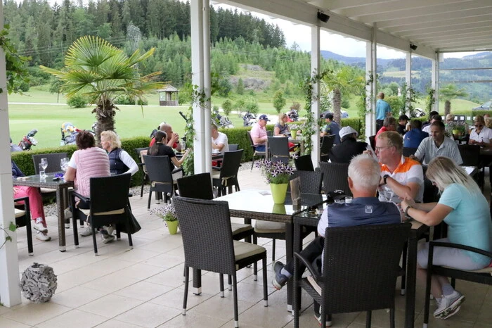 Klar, dass nach dem Golfen im gemütlichen Golfrestaurant „Greens“ ... 