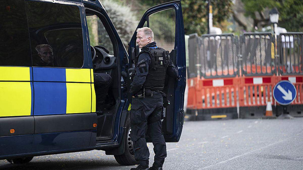 Die Polizei sucht in Chiswick nach dem entflohenen Häftling