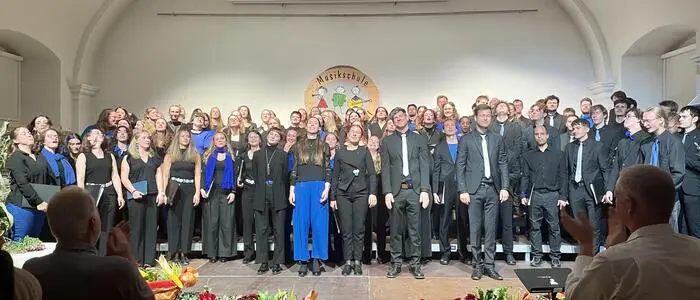 Der Landesjugendchor Niederösterreich und der Landesjugendchor Kärnten/Koroška gaben in der Lodronschen Reitschule in Gmünd ein gemeinsames Konzert