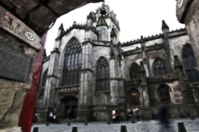 Halloween Midnight Vigil. Mutige, die dem gespenstischen Treiben in den Katakomben von Edinburgh auf den Grund gehen wollen, können in einer kleinen Gruppe und zusammen mit einem spirituellen Medium die dunkelsten Stunden der Nacht hier verbringen und zu Geschichten von Untaten, Folter und Hinrichtungen auf Besucher aus der Vergangenheit warten. Aber Achtung: Wer hier wem auflauert, ist ungewiss! www.mercattours.com.
