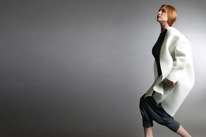 Freitag, 15. September um 20 Uhr, Liniert Clothing.Das Label Liniert Clothing, hinter dem das österreichisch-spanische Designerduo Ivon Gasque und Christian Kollarovits steht, die bereits Shops in Wien und Barcelona eröffnet haben, zeigt seine Herbst-Winter-Kollektion „e11even“. Markante Farben treffen auf extravagante Materialien und smarte Funktionalität. Eröffnet wird die Show mit einem Live-Auftritt der japanischen Sopranistin Kaoko Amano.