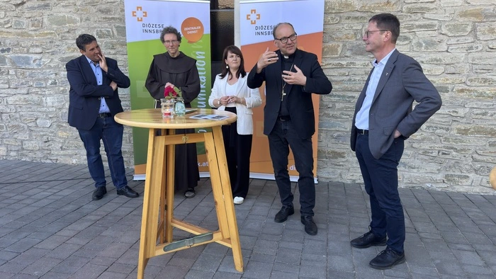 Von links nach rechts im Dialog: Diakon Michael Brugger, Pater Martin Bichler, Karin Theurl, Bischof Hermann Glettler und Dekan Franz Troyer