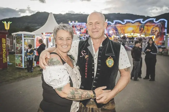 Familien und Besucher nutzten das vielfältige Angebot auf der Brandlwiese und genossen das Wiesenfest bei spätsommerlicher Atmosphäre.