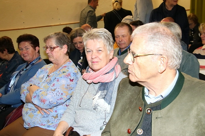 Kartenreservierungen werden von Gottfried Stiefmann, Telefon 0650/4730011 (WhatsApp) oder per E-Mail unter gstiefmann@gmx.at entgegengenommen.