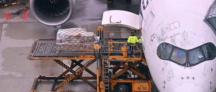 Viele Unternehmen sehen sich gezwungen, auf den deutlich teureren Luftweg auszuweichen, um Lieferengpässe zu vermeiden