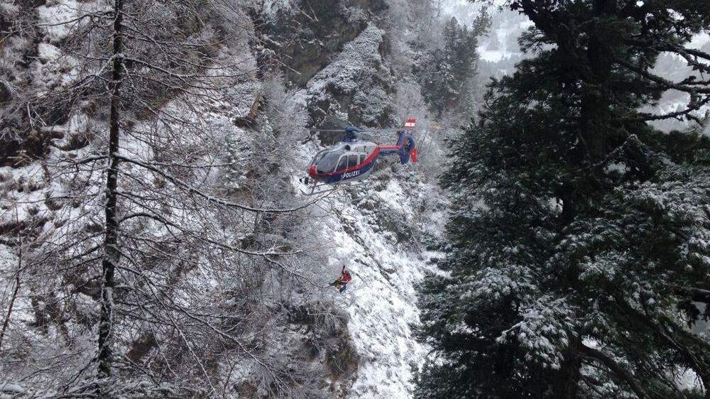 Tief winterliche Verhältnisse erschwerten den Einsatz noch zusätzlich - ein Hubschrauber des Innenministeriums konnte den Verletzten bergen