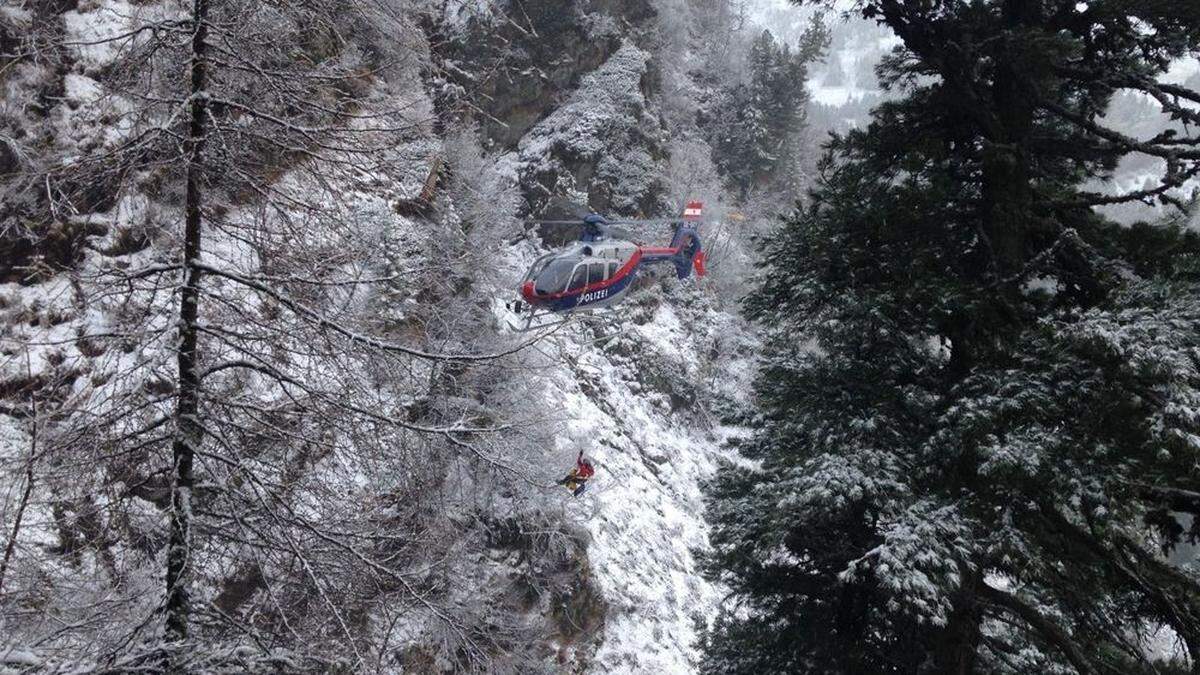 Tief winterliche Verhältnisse erschwerten den Einsatz noch zusätzlich - ein Hubschrauber des Innenministeriums konnte den Verletzten bergen