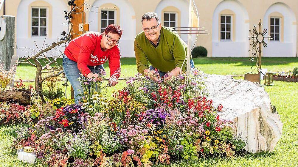 Monika Motschnig und Kurt Glantschnig helfen nicht nur bei Blumenarrangements in der Kirche und am Friedhof, sondern oft auch bei der Trauerarbeit ihrer Kunden