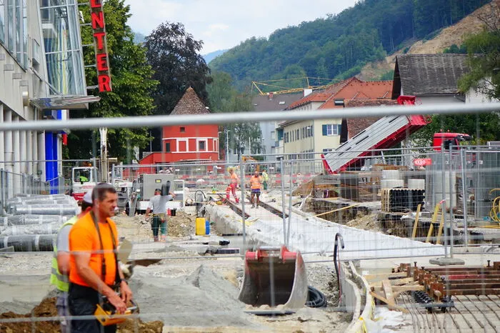 An der Ortsdurchfahrt wird an vielen Stellen gelichzeitig gearbeitet.