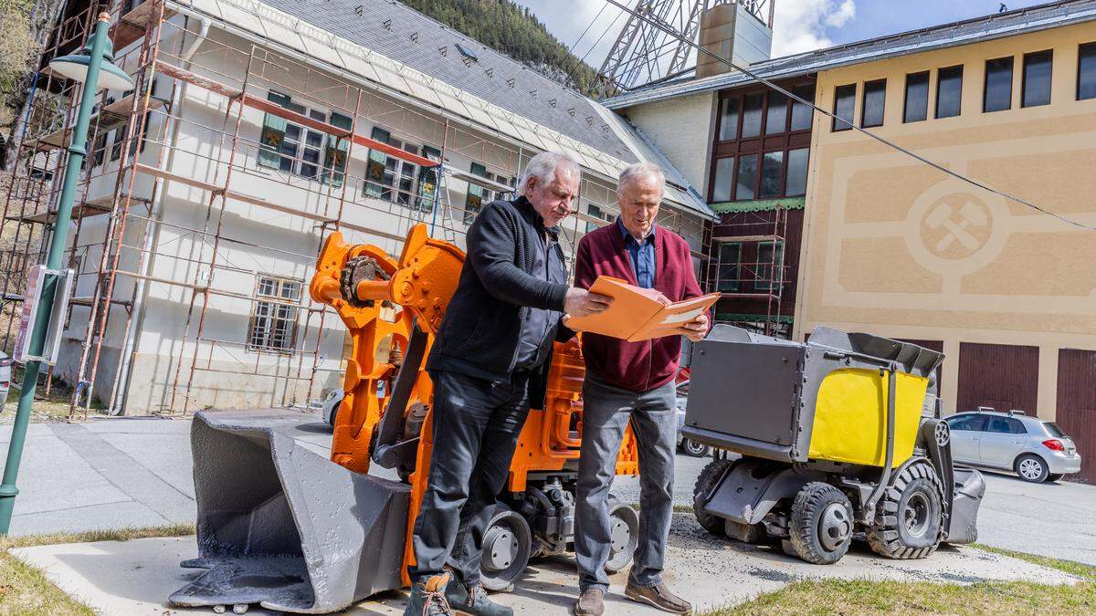 Wirnsperger und Armin Frey, der ebenfalls tatkräftig und ehrenamtlich hilft, vor der Kronprinz-Rudolf-Schachtanlage. Sie wird derzeit zum Museum umgebaut