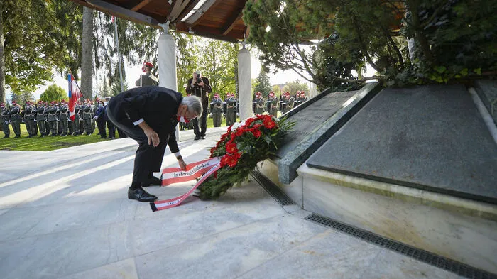 Am Freitagnachmittag fand eine Gedenkfeier des Landes am renovierten Ehrenmal auf dem Friedhof Klagenfurt-Annabichl statt.