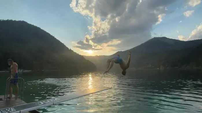 Das neue Sprungbrett am Erlaufsee wurde am Mittwoch installiert