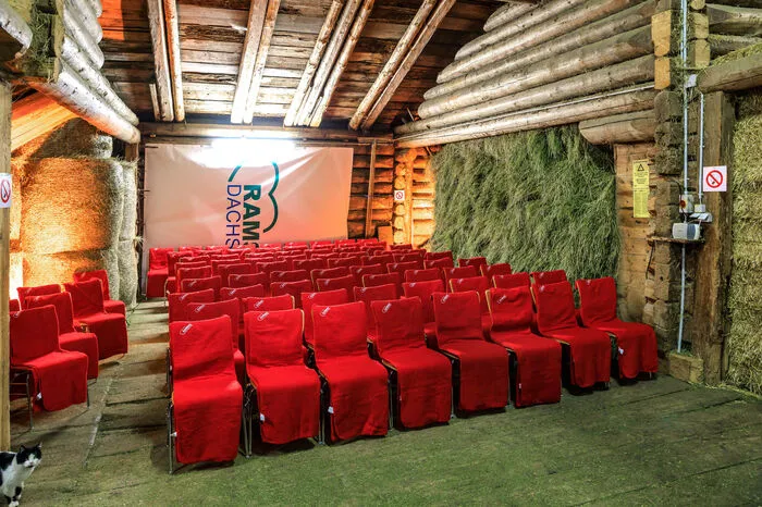Dazu wurde die Tenne mit viel Liebe zum Detail in ein kleines Kino umgestaltet. Kuscheldecken inklusive (zumal der Novemberabend ein frischer war).