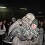 Ein Krampus in hellem Fell trägt einen kleinen Jungen in den Armen | Nach einem reibungslosen Umzug eskalierte es im Vorjahr bei der Aftershow-Party in Thörl-Maglern