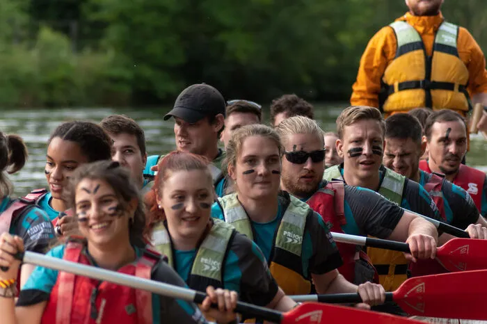 Die Regatta wurde von insgesamt acht Teams bestritten, die mit Leidenschaft und Teamgeist auf dem Wasser gegeneinander antraten.