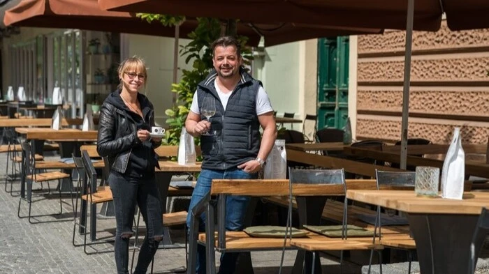 Barista's am Franziskanerplatz: Sabrina Hofer und Stephan Pensold servieren...