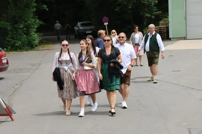 Bei schwungvoller Volksmusik führte diese Genusswanderung vorbei an Wein-, Pfirsich- und Holundergärten, mit Blick auf Fehring, die Riegersburg und bis nach Ungarn