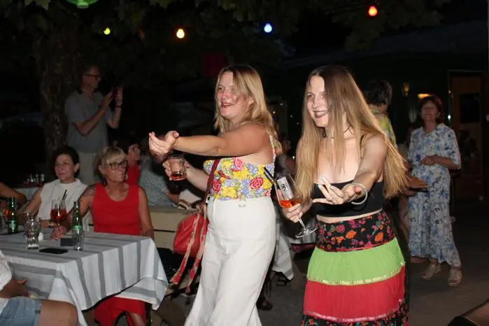 Das Publikum tanzte, swingte, sang und klatschte begeistert zu den Hits und brachte den Dietenberg gemeinsam mit den fantastischen Musikern und Sängern zum Beben.