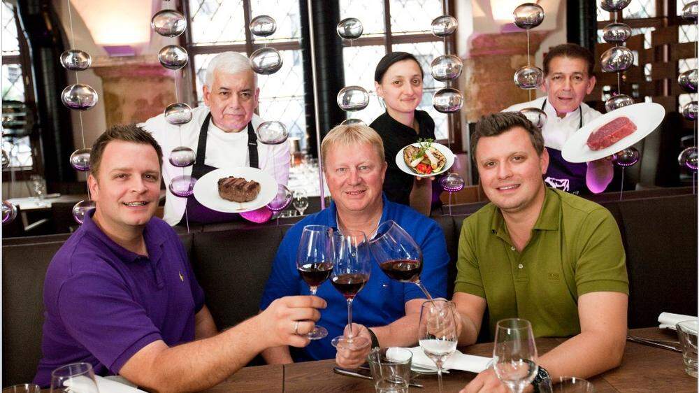Juni 2012: Robert und Franz Grossauer sowie Christof Widakovich (von links) laden samt Team ins neue Steak-Lokal