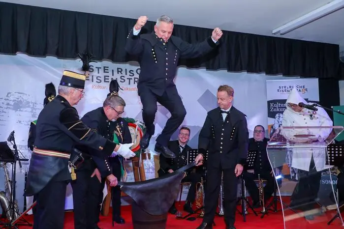 Um 19.50 Uhr war es schließlich so weit: Nach einer Laudatio vom Voestalpine-Betriebsratsvorsitzenden a. D. Josef Gritz vollzog Landeshauptmann Mario Kunasek den symbolischen Sprung „über das Leder“ vom Bierfass in den Ehrenbergmannsstand – sichtlich bewegt und begleitet von seinem Wahlspruch: „Stolz, mutig, stark – für unsere Heimat, die Steiermark.“ In seiner Dankesrede betonte er, sich weiterhin für die lebendige Tradition der Eisenstraße und die Region einsetzen zu wollen.