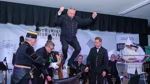 Landeshauptmann Mario Kunasek sprang über das Leder