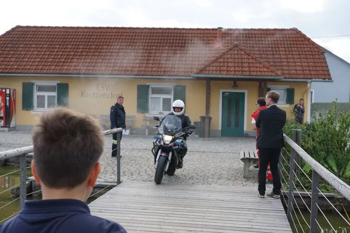 Die Polizei erreicht als erstes die Einsatzstelle und sichert die Umgebung.