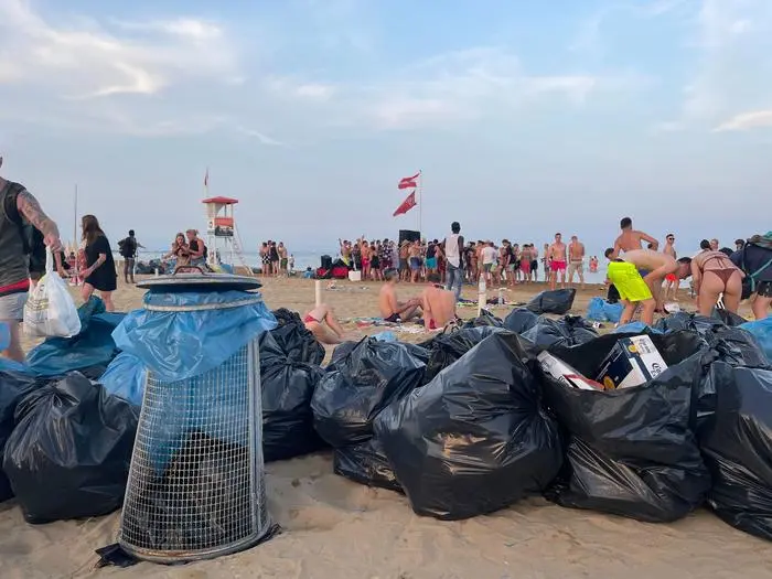 Schon während der Party wurde am Strand aufgeräumt
