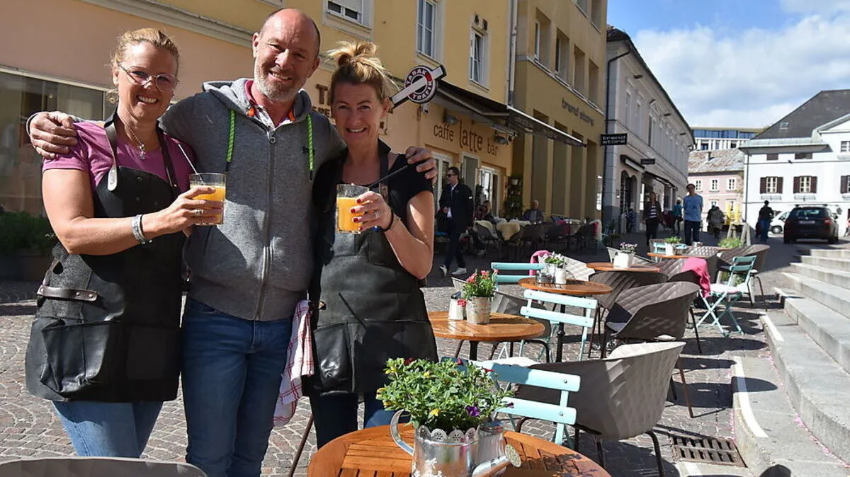 "Caffé-Latte"-Boss Christian Pasterk freut sich über den neuen Gastgarten