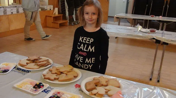 Im Rahmen des Kinder-Advents der Marktgemeinde Wagna wurde am 3. Adventsonntag wieder eine süße Tradition gepflegt. Auf Einladung der Marktgemeinde und von Bgm. Peter Stradner verwandelte sich mit Unterstützung der Bäckerei Hubmann, von Eltern und Großeltern der Kultursaal in eine große vorweihnachtliche Backstube.