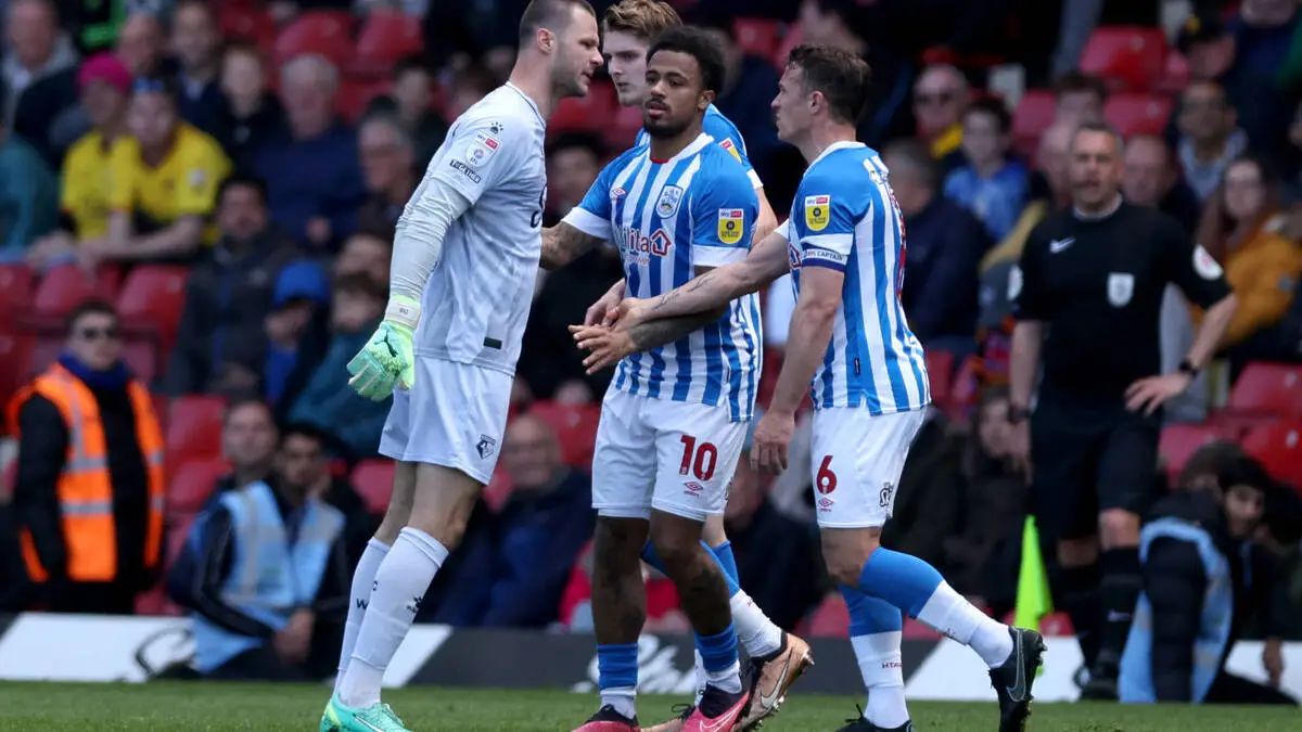 Daniel Bachmann (links) musste vorzeitig unter die Dusche