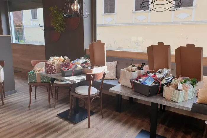 Jetzt dient der Café-Bereich zum Verkauf von Weihnachtspaketen. Aufgrund des Lockdowns darf sich keiner hinsetzen