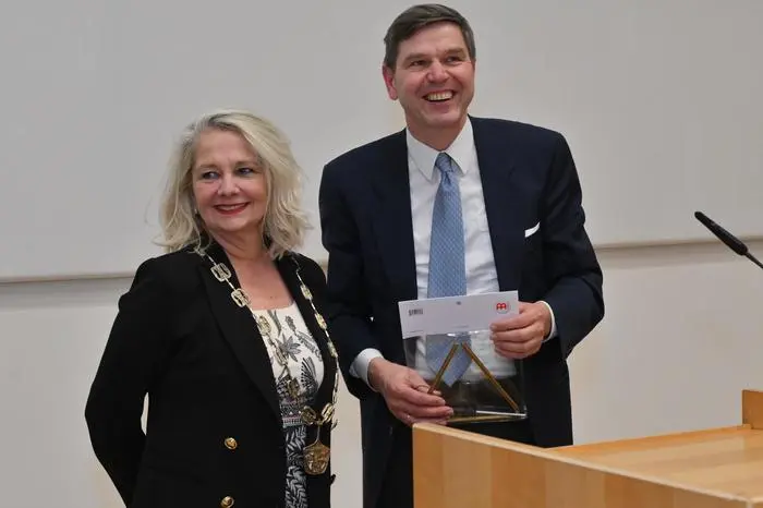 Pellert und Universitätsratsvorsitzender Werner Wutscher