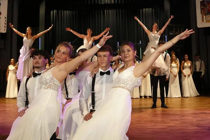 ... mit einer schwungvollen Polonaise eröffnet.