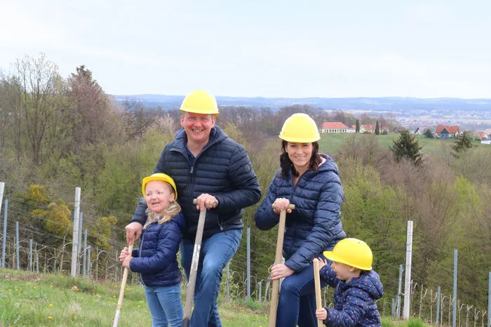 Wolfgang und Ursula Kowald mit den beiden Töchtern beim Spatenstich für die neue Vinothek im Weingarten.