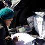 &quot;Wahlkabine&quot; im offenen Kofferraum: Abstimmung im russisch besetzten Mariupol